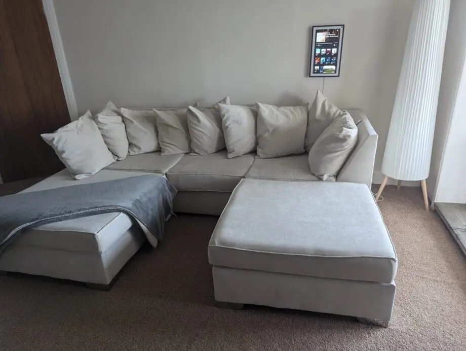3 seater sofa that can be U shape or L shape either way.