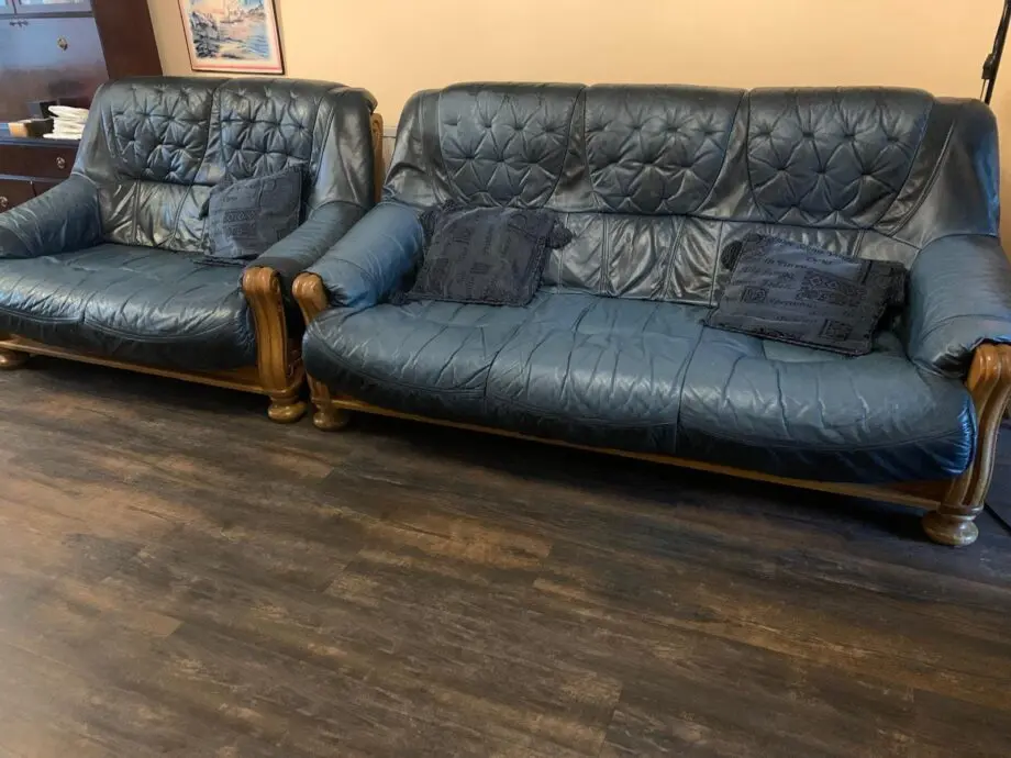 Blue settee with calf leather