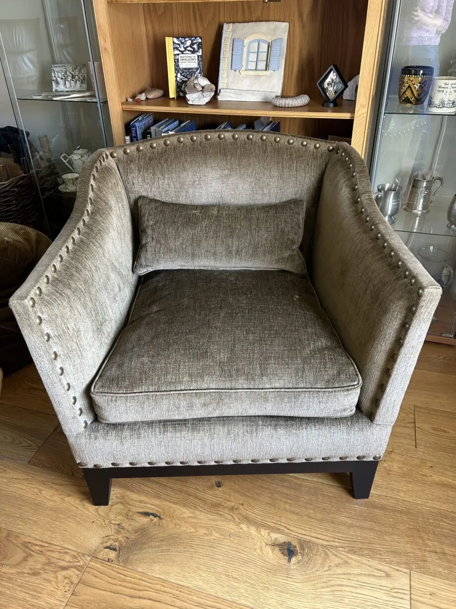 Stylish split settee and chair